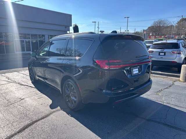2026 Diamond Black Crystal Pearlcoat Chrysler Pacifica Select FWD Van