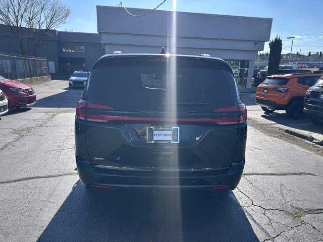2026 Diamond Black Crystal Pearlcoat Chrysler Pacifica Select FWD Van