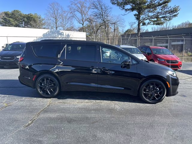 2026 Diamond Black Crystal Pearlcoat Chrysler Pacifica Select FWD Van