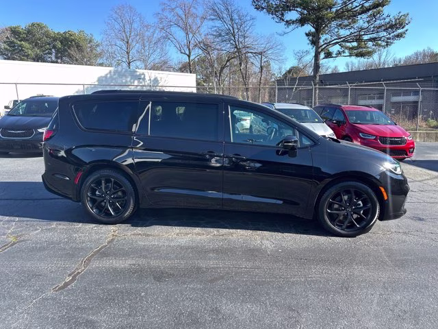 2026 Diamond Black Crystal Pearlcoat Chrysler Pacifica Select FWD Van