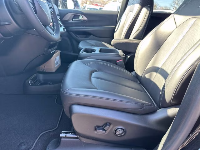 2026 Diamond Black Crystal Pearlcoat Chrysler Pacifica Select FWD Van