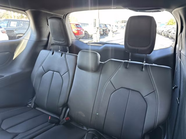 2026 Diamond Black Crystal Pearlcoat Chrysler Pacifica Select FWD Van