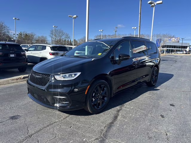 2026 Diamond Black Crystal Pearlcoat Chrysler Pacifica Select FWD Van