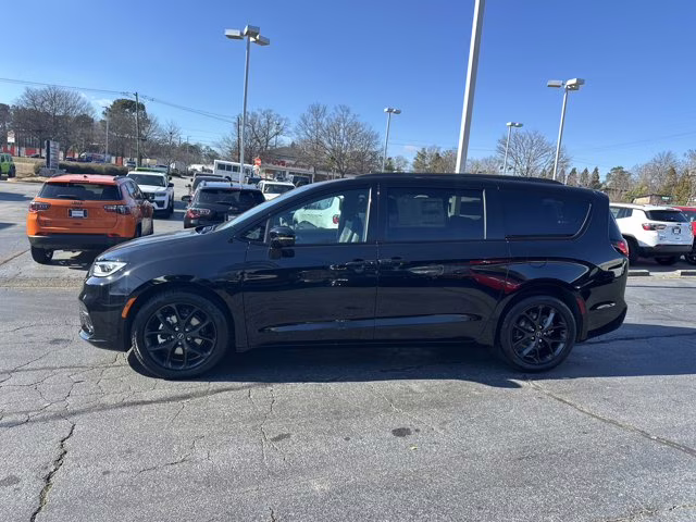 2026 Diamond Black Crystal Pearlcoat Chrysler Pacifica Select FWD Van