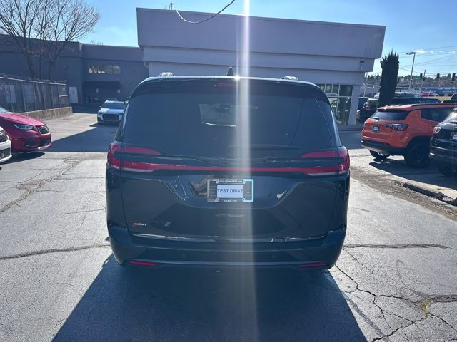 2026 Diamond Black Crystal Pearlcoat Chrysler Pacifica Select FWD Van