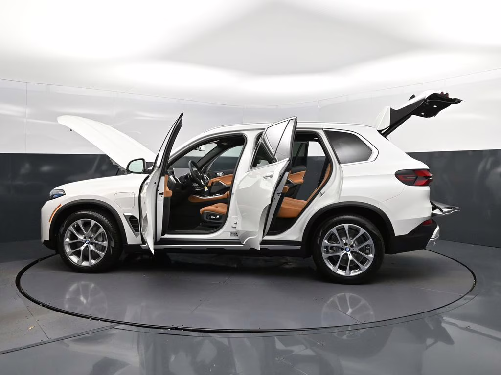 2026 Mineral White Metallic BMW X5 xDrive50e AWD SUV