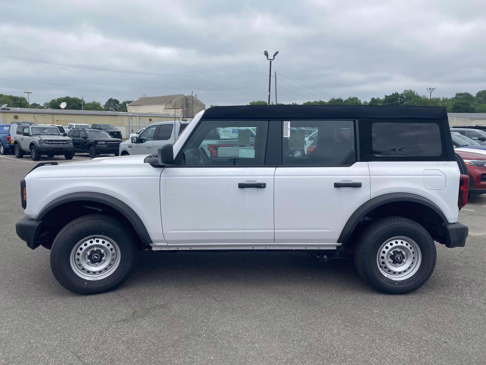 2025 Oxford White Ford Bronco Base 4X4 SUV