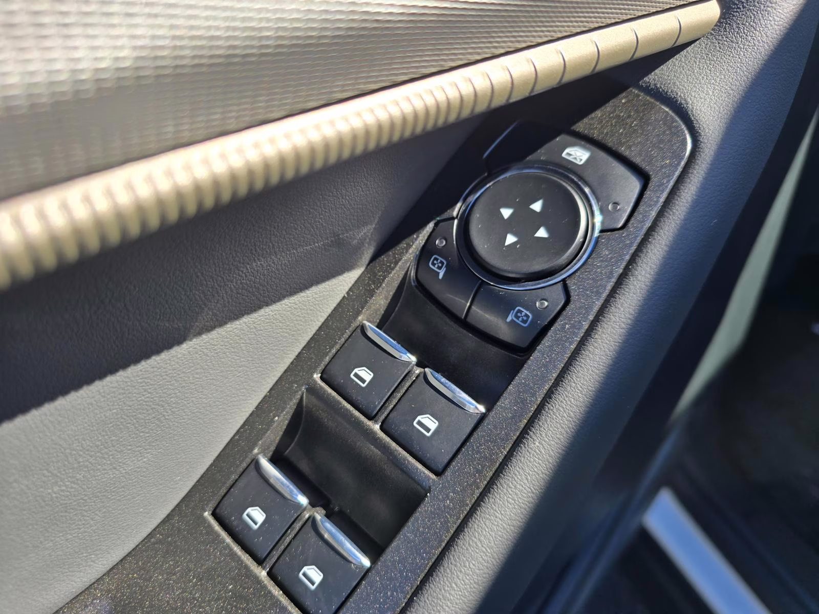 2025 Star White Metallic Tri-Coat Ford Explorer Active RWD SUV