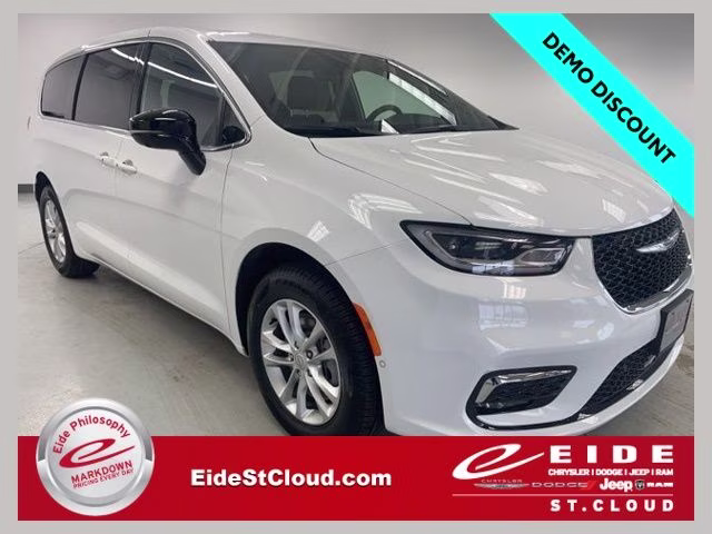 2026 Chrysler Pacifica Select AWD's photo