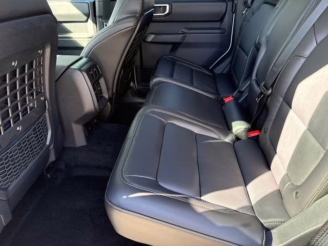 2026 Oxford White Ford Bronco Badlands 4X4 SUV