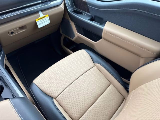 2026 Oxford White Ford Super Duty F-250 SRW Lariat 4X4 Truck