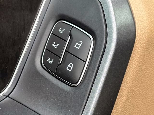 2026 Oxford White Ford Super Duty F-250 SRW Lariat 4X4 Truck