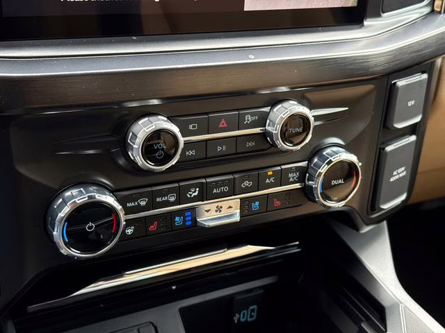 2026 Oxford White Ford Super Duty F-250 SRW Lariat 4X4 Truck