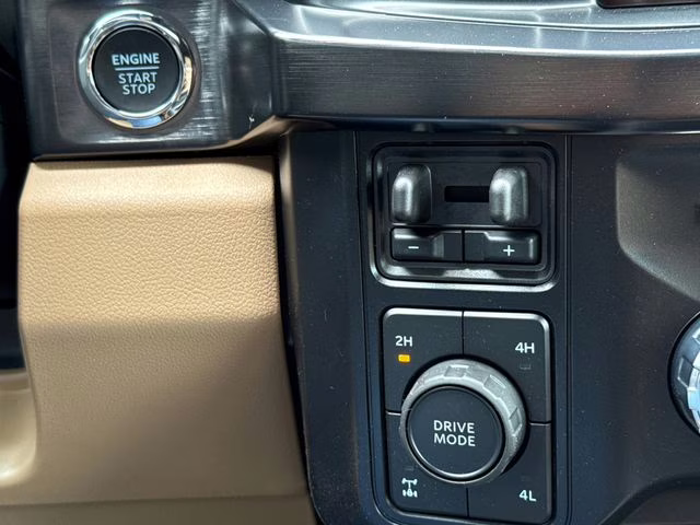 2026 Oxford White Ford Super Duty F-250 SRW Lariat 4X4 Truck