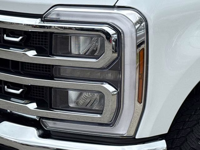 2026 Oxford White Ford Super Duty F-250 SRW Lariat 4X4 Truck
