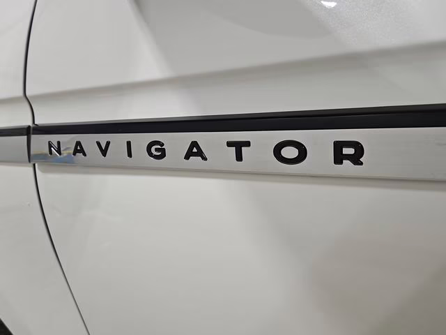 2026 Pristine White Metallic Tri-Coat Lincoln Navigator L Reserve 4X4 SUV