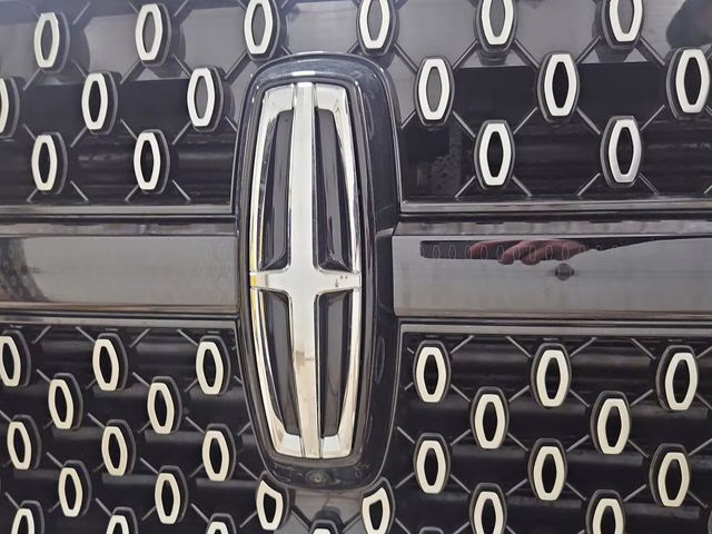 2026 Pristine White Metallic Tri-Coat Lincoln Navigator L Reserve 4X4 SUV