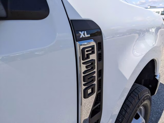 2026 Oxford White Ford Super Duty F-350 DRW XL 4X4 Truck