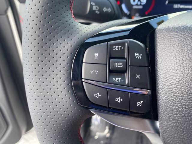 2026 Star White Metallic Tri-Coat Ford Explorer ST-Line RWD SUV