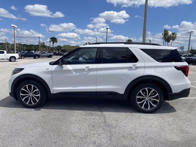2026 Star White Metallic Tri-Coat Ford Explorer ST-Line RWD SUV