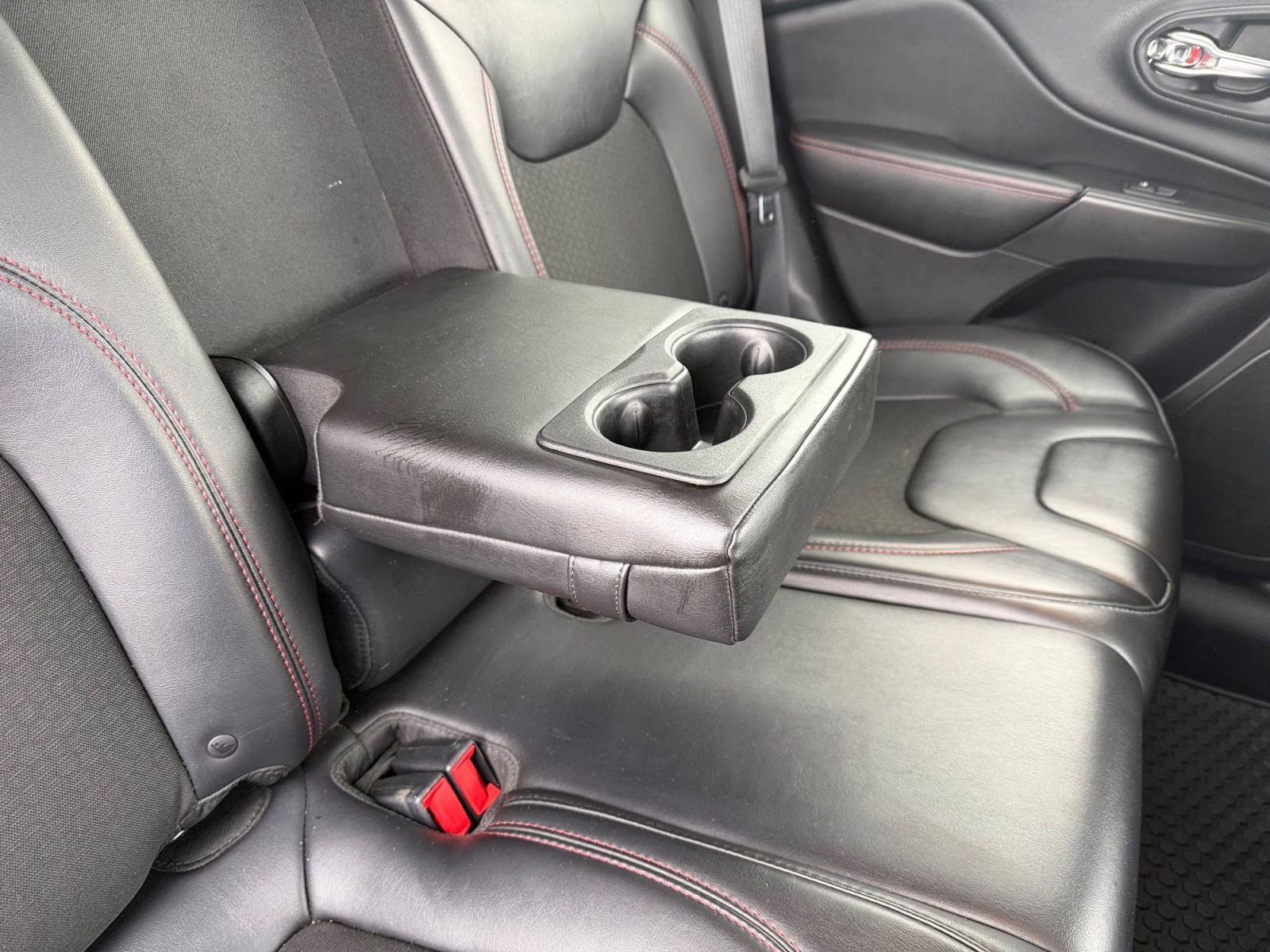 2019 Granite Crystal Metallic Clearcoat Jeep Cherokee Trailhawk 4X4 SUV