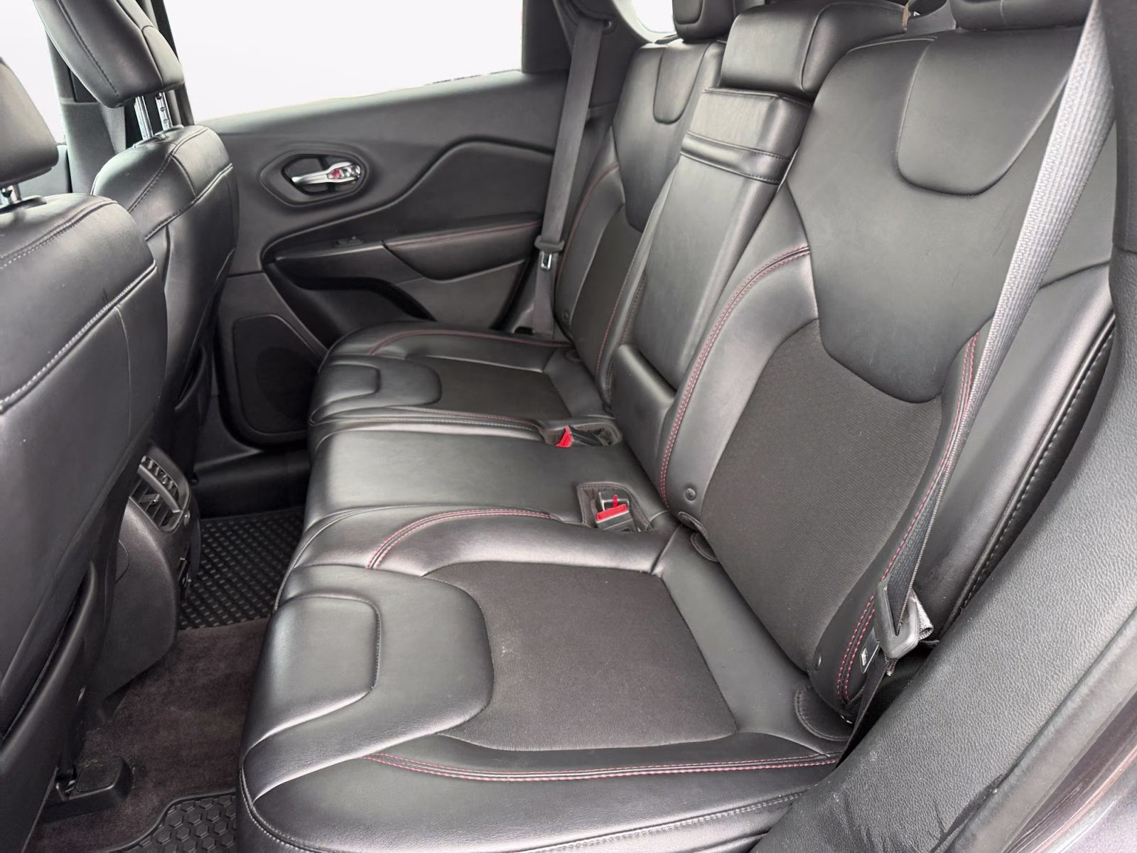 2019 Granite Crystal Metallic Clearcoat Jeep Cherokee Trailhawk 4X4 SUV