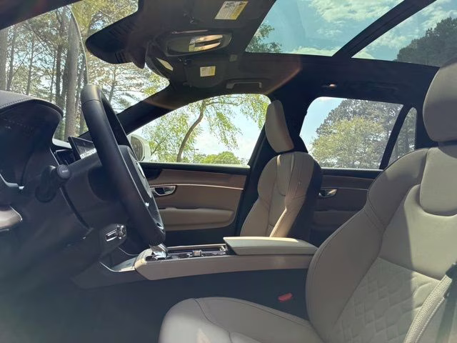 2026 Crystal White Volvo XC90 Plug-In Hybrid T8 Plus 7-Seater AWD SUV