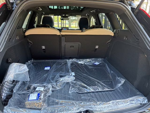 2026 Onyx Black Volvo XC60 Plug-In Hybrid T8 Plus AWD SUV