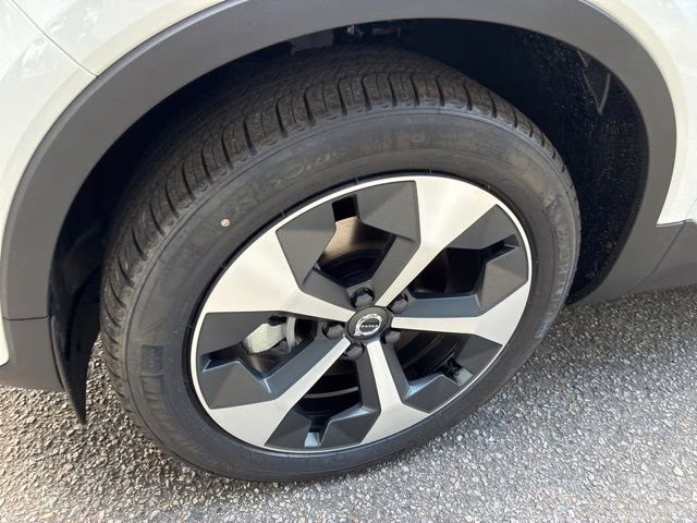 2026 Crystal White Volvo XC40 B5 Plus AWD SUV