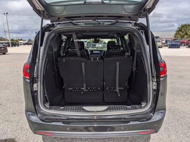 2025 Diamond Black Crystal Pearlcoat Chrysler Pacifica Limited FWD Van