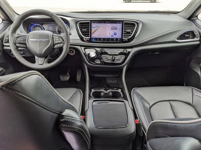 2025 Diamond Black Crystal Pearlcoat Chrysler Pacifica Limited FWD Van