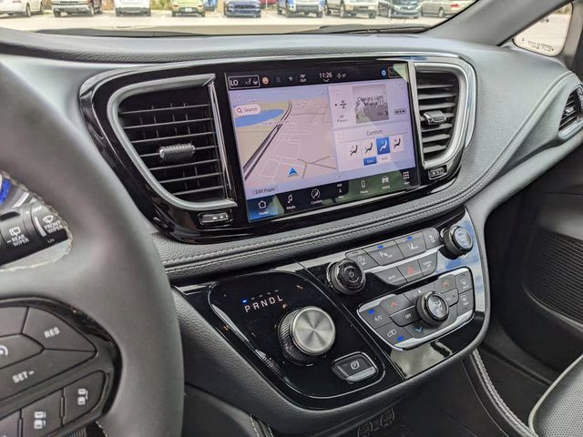 2025 Diamond Black Crystal Pearlcoat Chrysler Pacifica Limited FWD Van