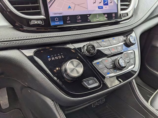 2025 Diamond Black Crystal Pearlcoat Chrysler Pacifica Limited FWD Van