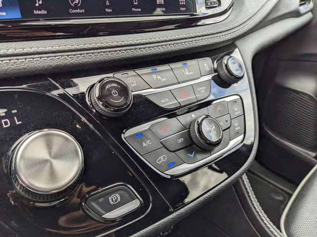 2025 Diamond Black Crystal Pearlcoat Chrysler Pacifica Limited FWD Van