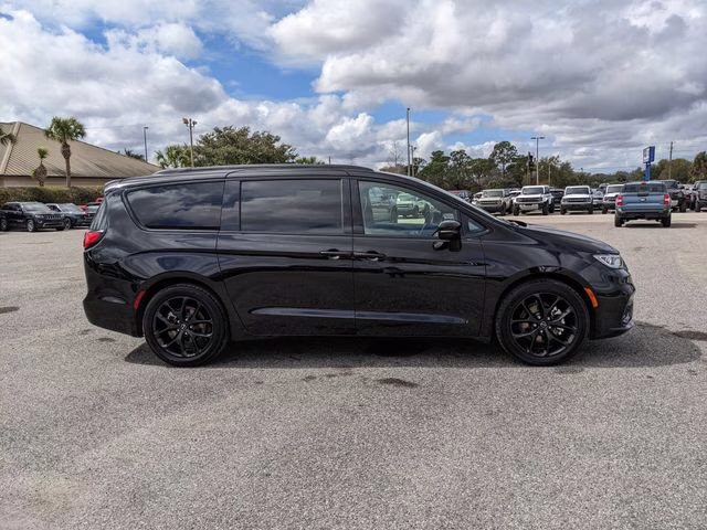 2025 Diamond Black Crystal Pearlcoat Chrysler Pacifica Limited FWD Van