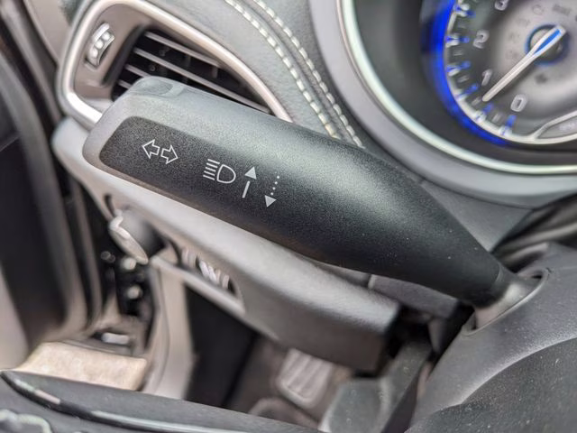 2025 Diamond Black Crystal Pearlcoat Chrysler Pacifica Limited FWD Van