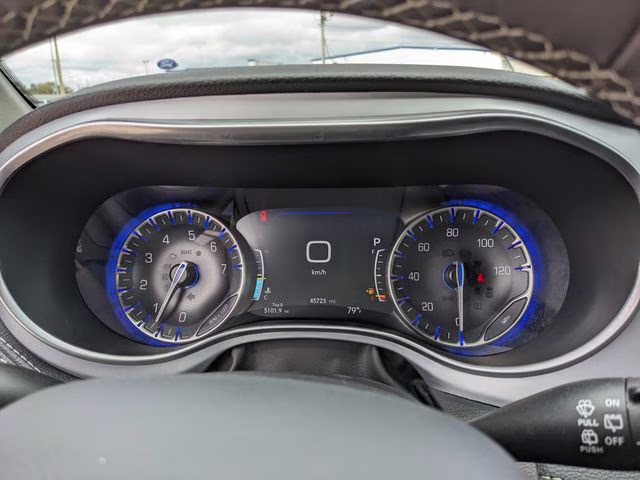 2025 Diamond Black Crystal Pearlcoat Chrysler Pacifica Limited FWD Van