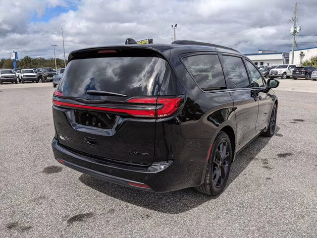 2025 Diamond Black Crystal Pearlcoat Chrysler Pacifica Limited FWD Van