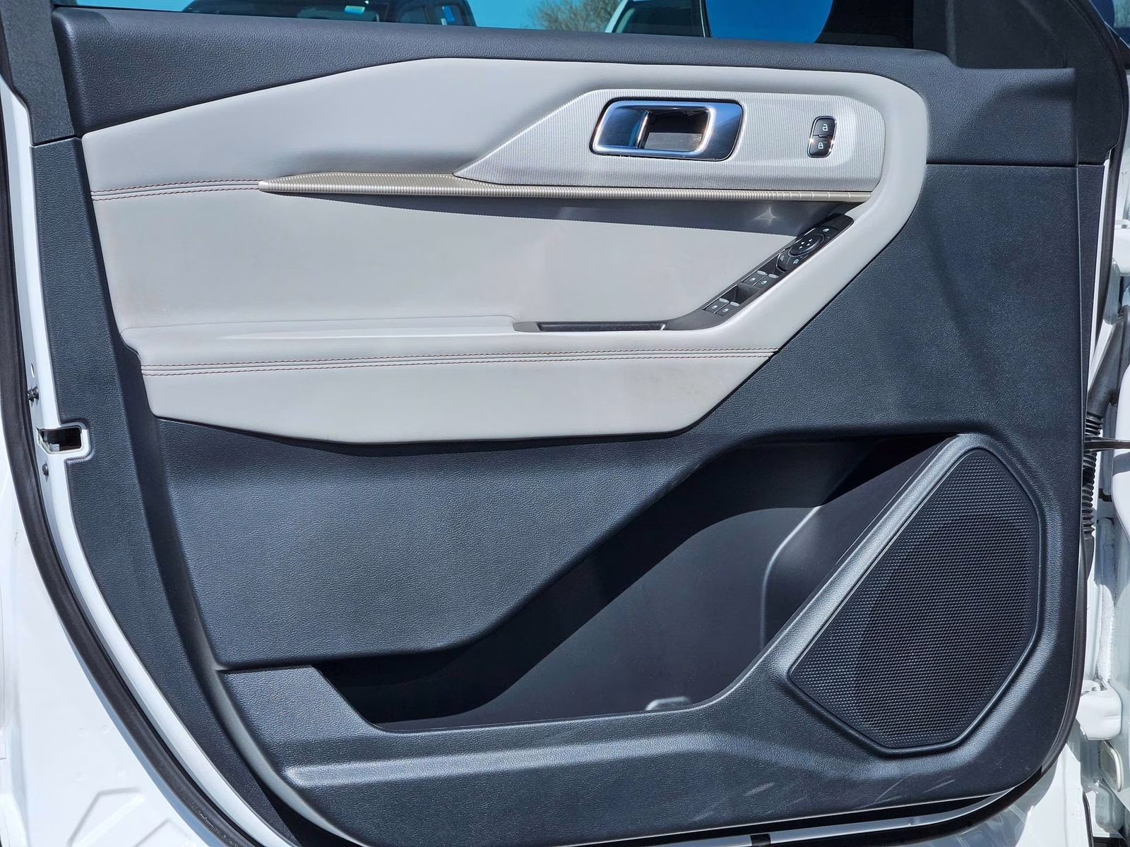 2026 White Metallic Ford Explorer Active 4X4 SUV