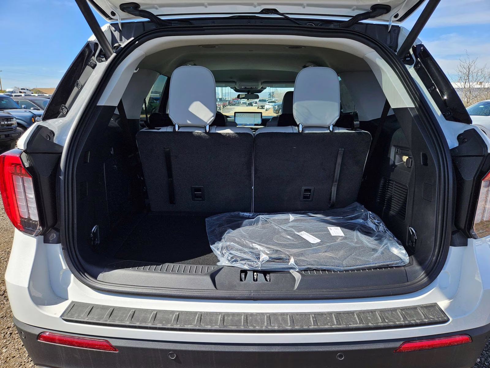 2026 White Metallic Ford Explorer Active 4X4 SUV