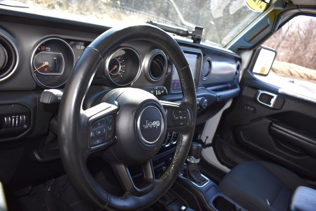 2021 Bright White Clearcoat Jeep Gladiator Willys 4X4 Truck