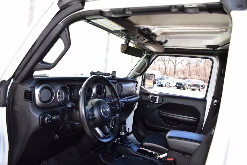 2021 Bright White Clearcoat Jeep Gladiator Willys 4X4 Truck