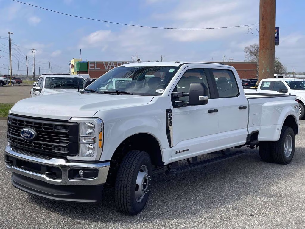 2026 Oxford White Ford Super Duty F-350 DRW XL 4X4 Truck