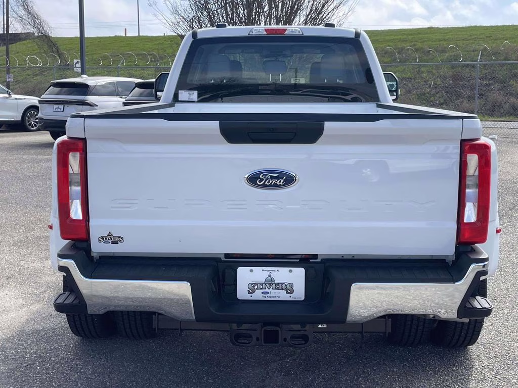 2026 Oxford White Ford Super Duty F-350 DRW XL 4X4 Truck