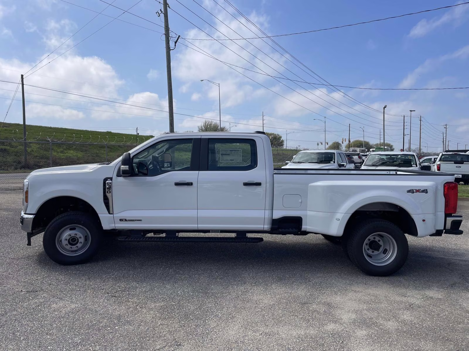 2026 Oxford White Ford Super Duty F-350 DRW XL 4X4 Truck