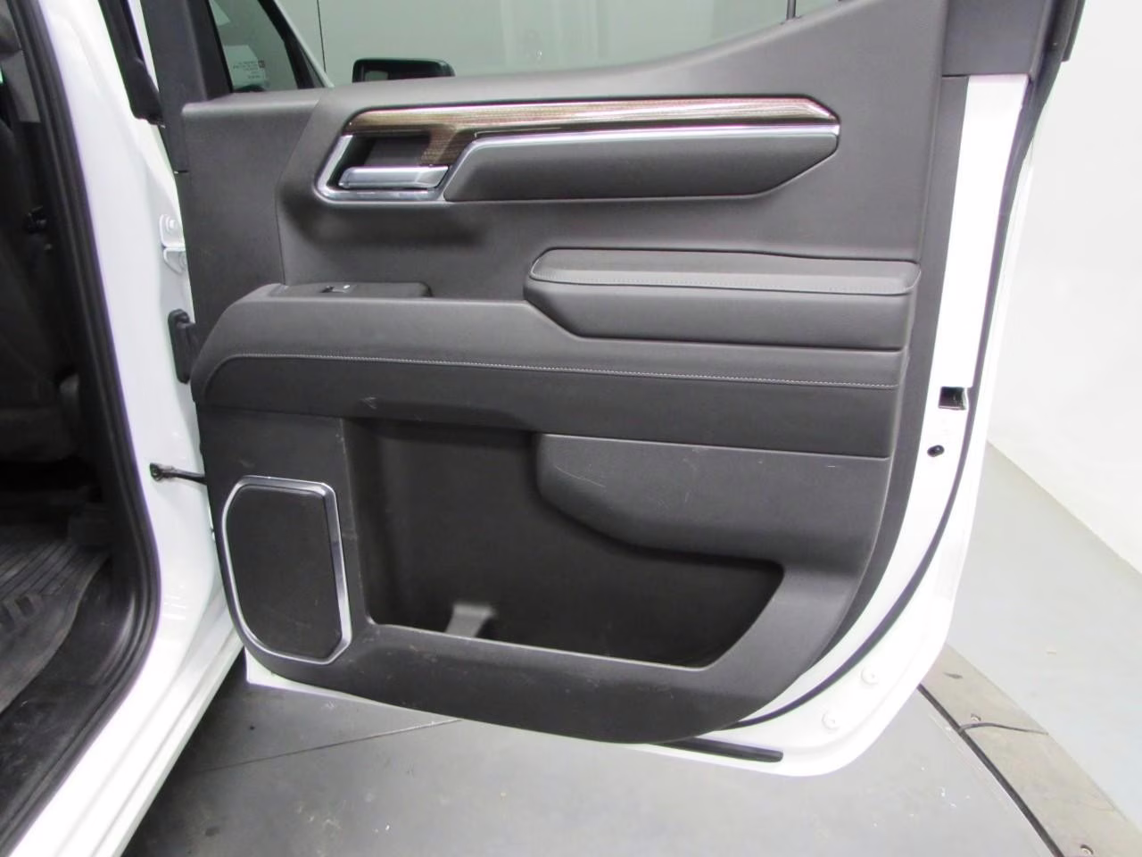 2023 Summit White Chevrolet Silverado 1500 RST 4X4 Truck