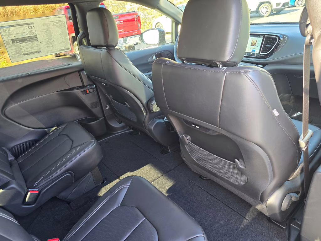 2026 Diamond Black Crystal Pearlcoat Chrysler Pacifica Select FWD Van