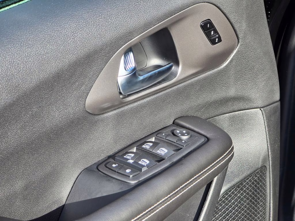 2026 Diamond Black Crystal Pearlcoat Chrysler Pacifica Select FWD Van