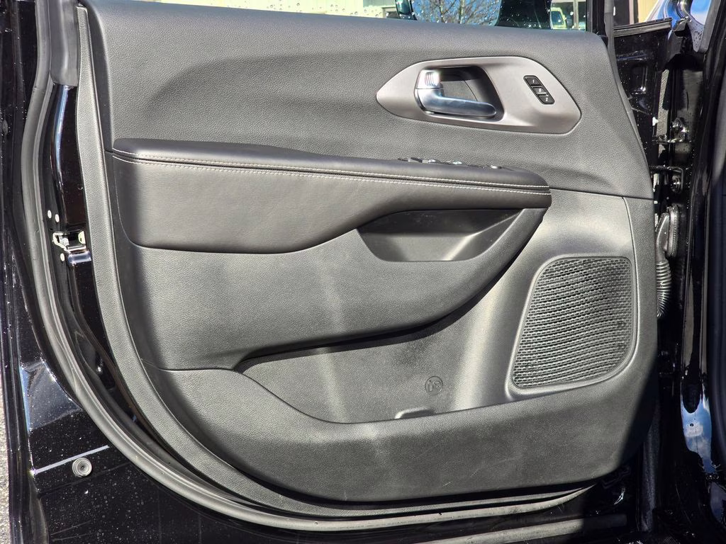 2026 Diamond Black Crystal Pearlcoat Chrysler Pacifica Select FWD Van