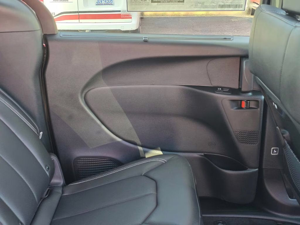 2026 Diamond Black Crystal Pearlcoat Chrysler Pacifica Select FWD Van